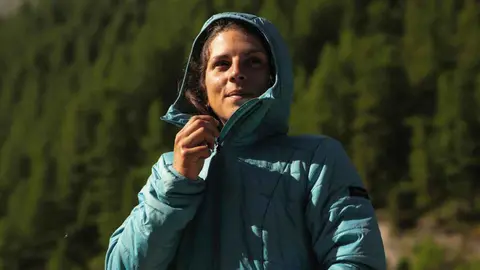 Chaqueta acolchada monta&ntilde;a y trekking con capucha Forclaz MT100 de Decathlon