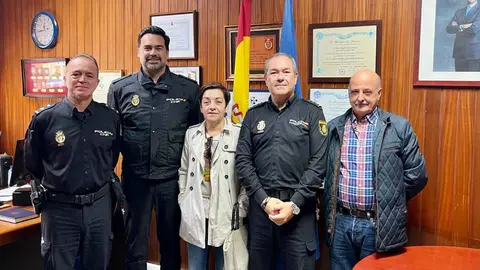 Emotivo reencuentro con el Polic&iacute;a que salv&oacute; la vida a una mujer de Jerez tras sufrir un infarto
