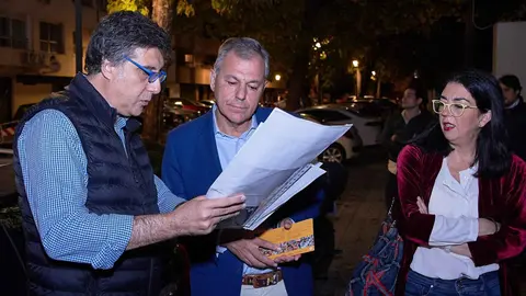 Jos&eacute; Luis Sanz durante su visita al barrio de Reina Mercedes