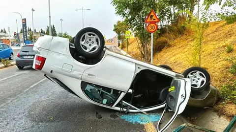Vuelca un veh&iacute;culo con varios ocupantes en plena carretera en C&aacute;diz. Estas son las consecuencias