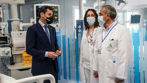 Juanma Moreno durante una visita a un hospital