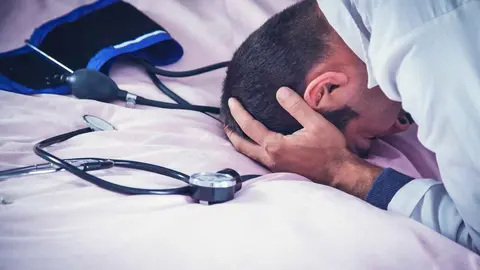 Un m&eacute;dico con las manos en la cabeza