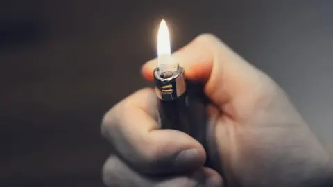 Atracan a un joven en plena calle en Granada. Se acaban llevando un mechero