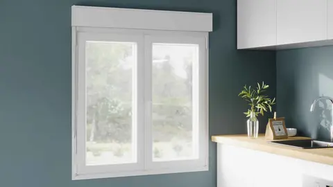 Ventana PVC blanca oscilobatiente con persiana de Leroy Merlin