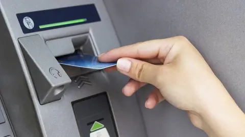 As&iacute; roba el bolso a una mujer en plena calle y deja 'seca' su tarjeta bancaria en C&aacute;diz