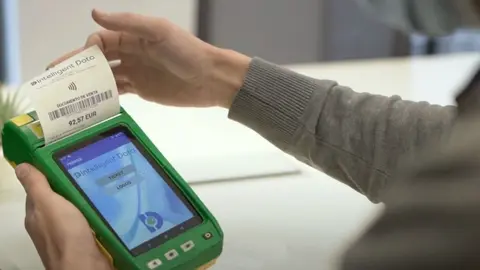 Elige un n&uacute;mero de la ONCE a trav&eacute;s del PTV en M&aacute;laga. Acaba ganando el mayor premio