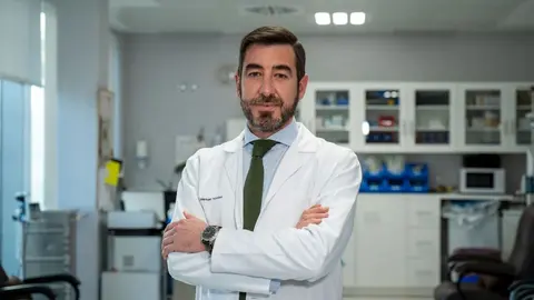 El doctor Jos&eacute; Manuel Trinidad, de la cl&iacute;nica HLA