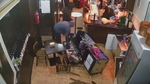 As&iacute; roban atemorizando a los clientes en un bar de C&oacute;rdoba. Hay varias personas implicadas