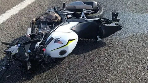 As&iacute; ha sido el accidente sufrido por un motorista en Huelva. Estas son las consecuencias