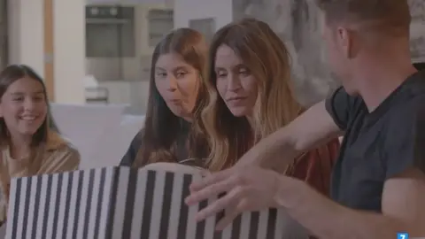 El inesperado regalo de Joaqu&iacute;n a Susana con sus hijas de testigo