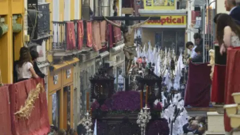 Una cofrad&iacute;a por la calle Sierpes de Sevilla