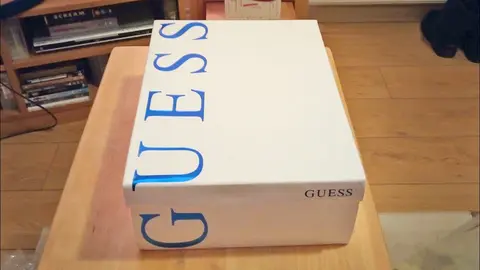 Caja de botas de Guess