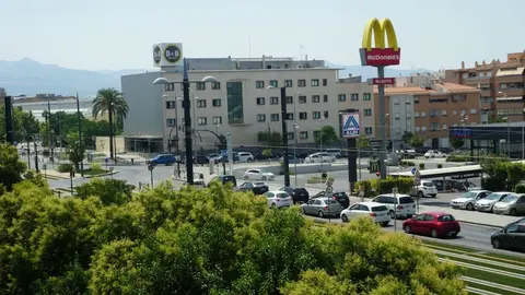 Esta es la heroica acci&oacute;n de un vigilante de seguridad en Granada protegiendo a una mujer