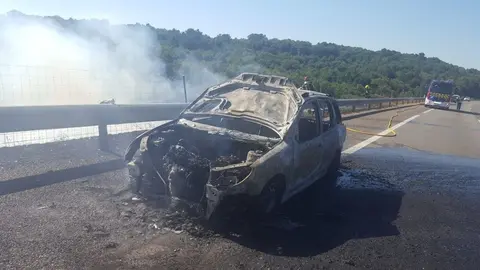 As&iacute; arde en llamas un veh&iacute;culo en plena carretera en &Uacute;beda (Ja&eacute;n). Estas son las consecuencias