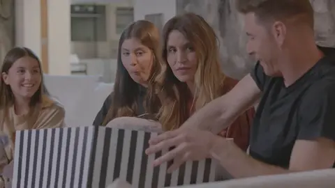 Joaqu&iacute;n demuestra cu&aacute;l es su hija preferida entre Salma y Daniela