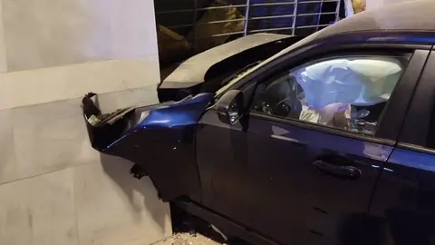 Atraviesa con su coche la fachada de los Juzgados de Roquetas de Mar. Se investigan los motivos