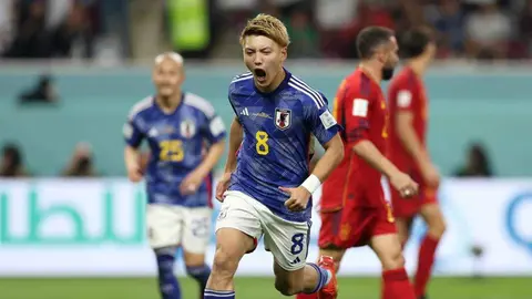 Los jugadores japoneses celebrando uno de los goles frente a Espa&ntilde;a