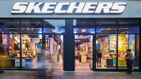 No todo son zapatillas en la firma Skechers