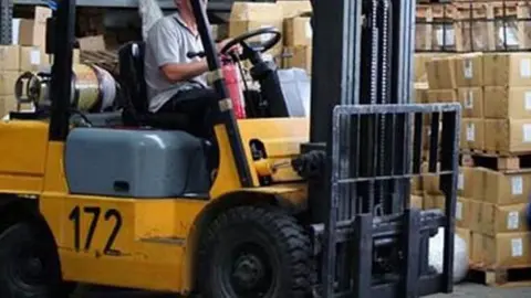 Muere un hombre tras volcar una carretilla donde trabajaba en El Viso del Alcor (Sevilla)