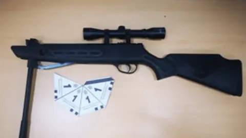 Pegan un tiro a un hombre en la cabeza en plena calle en Sevilla. Estos son los motivos