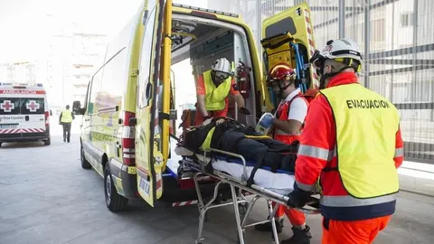 Tremendo accidente laboral en M&aacute;laga. Varios hombres sufren una ca&iacute;da mientras trabajaban