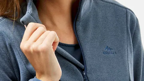 Forro Polar monta&ntilde;a y trekking Mujer Quechua MH100 azul de Decathlon