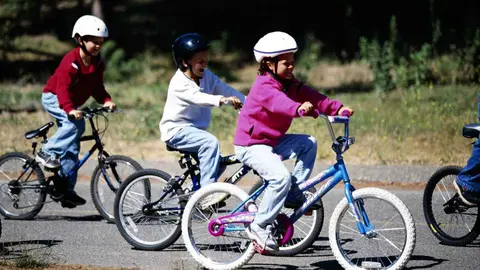 Ni&ntilde;os en bicicleta