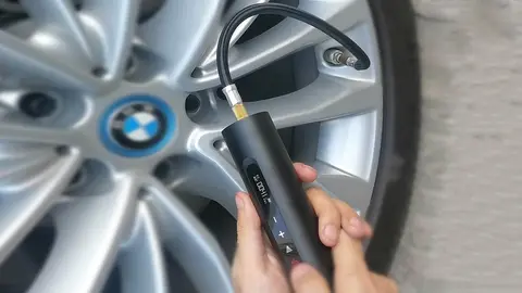 Se acab&oacute; ir a la gasolinera a llenar las ruedas con este mini inflador de aire port&aacute;til de Amazon