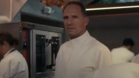 'El Men&uacute;' revoluciona la cr&iacute;tica con un magn&iacute;fico Ralph Fiennes como protagonista