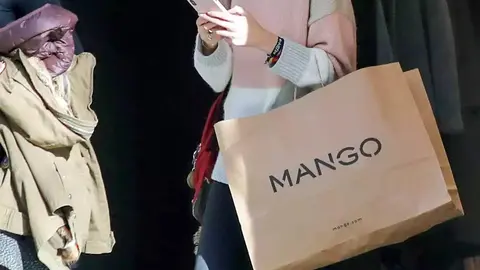 La chaqueta estilo aviador para mujer triunfa en Mango a d&iacute;as de Navidad