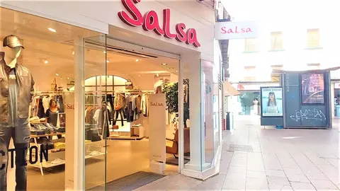 La chaqueta vaquera que se desmonta arrasa en Salsa: con forro de pelo y en rebajas