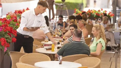 La Junta de Andaluc&iacute;a destina a la hosteler&iacute;a 372 millones repartidos desde 2020 en m&aacute;s de 64.000 ayudas