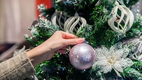 El &aacute;rbol de Navidad m&aacute;s grande de Leroy Merlin que parece nevado y est&aacute; multi rebajado