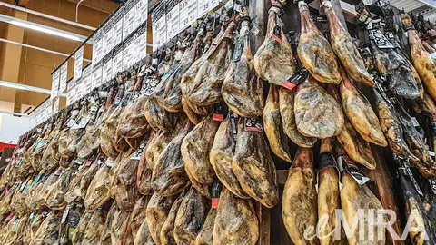 Secci&oacute;n de jamones en Alcampo