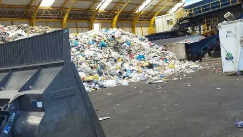Angustia en Granada. Queda atrapado en una planta de reciclaje de Guadix (Granada)