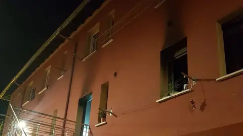 En llamas una casa en Santa Fe (Granada) colapso en los tejados de varias viviendas
