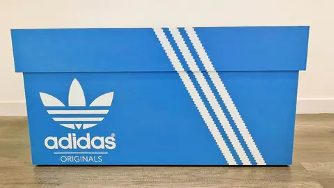 Caja de zapatillas de la marca Adidas