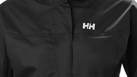 Ofertazo en la chaqueta Helly Hansen que arrasa en Amazon por repeler el agua y el fr&iacute;o
