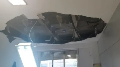 3 celadores caen desde un falso techo en la sede de las ambulancias de Cr&iacute;ticos en Sevilla