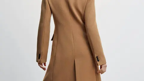 El abrigo pro sneakers que tiene Carrefour en algod&oacute;n 70 euros m&aacute;s barato que Mango en lana