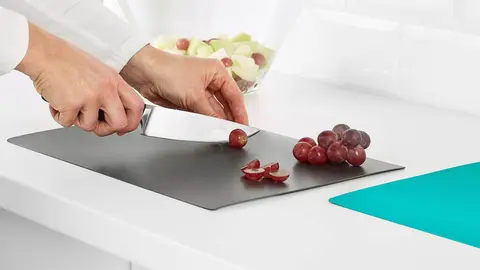 La tabla m&aacute;s fina para cortar las uvas y quitarle las pepitas en Nochevieja la tiene Ikea a 1 euro y pico