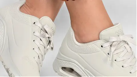 Las zapatillas para mujer de Skechers en Amazon que mejor quedan con pantal&oacute;n vaquero