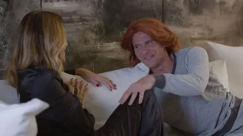 Joaqu&iacute;n hace de Antonella para su mujer, Susana Saborido