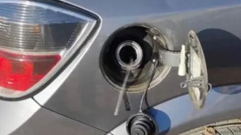 As&iacute; roba combustible en 4 veh&iacute;culos de C&oacute;rdoba. Deja a los coches inutilizados