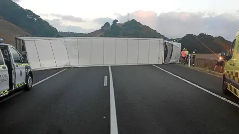 Susto en Granada. Un cami&oacute;n queda atravesado en plena carretera