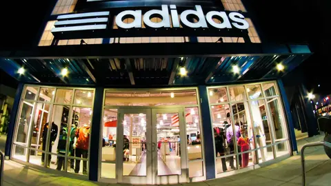 La cl&aacute;sica chaqueta de Adidas de 3 bandas que est&aacute; de moda con vaqueros y lo que te pongas