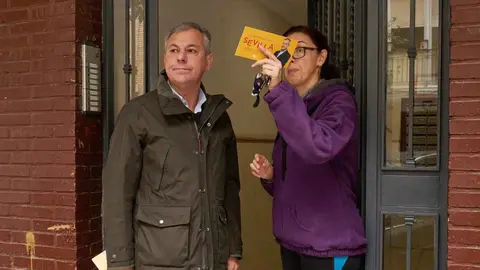 Jos&eacute; Luis Sanz durante su visita al barrio del Cerezo