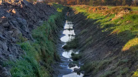Una zanja en una foto de archivo