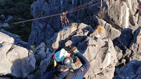 Este es el angustioso rescate de una senderista atrapada en una tirolina en M&aacute;laga