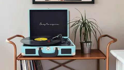 Lo que revienta en ventas como regalo para Reyes en Amazon es un tocadiscos vintage de vinilo a 52 euros